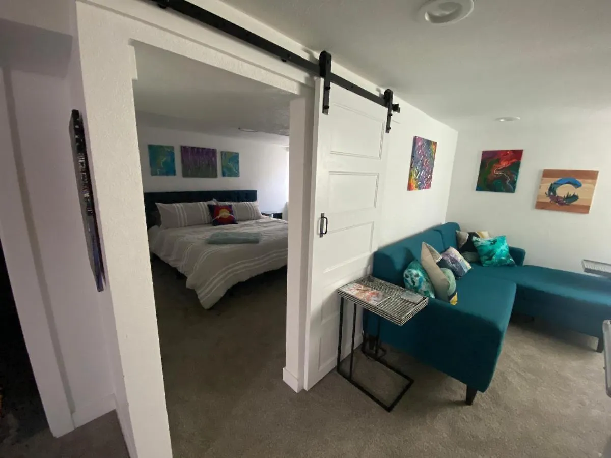 Artsy Platt Park Suite, Quick Mountain Access! Denver