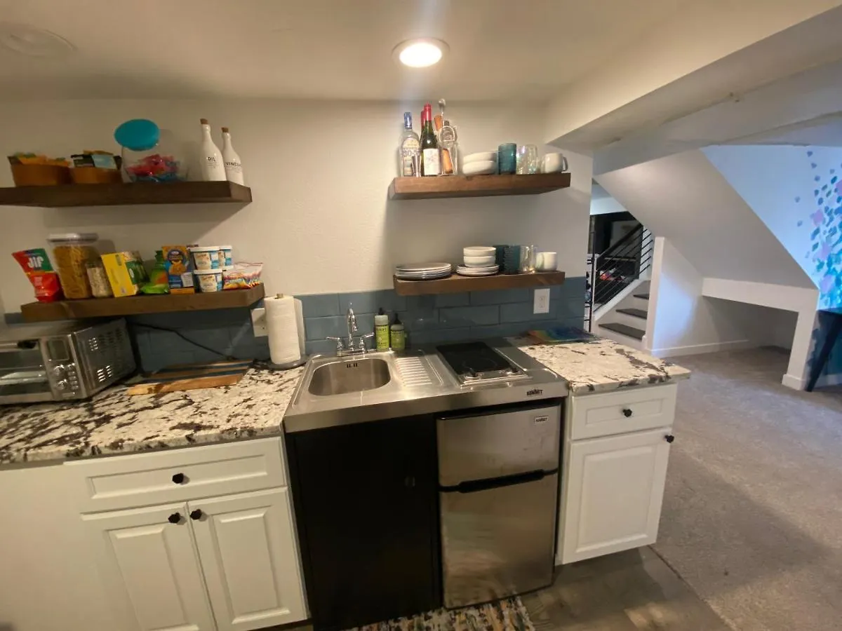 Artsy Platt Park Suite, Quick Mountain Access! Denver